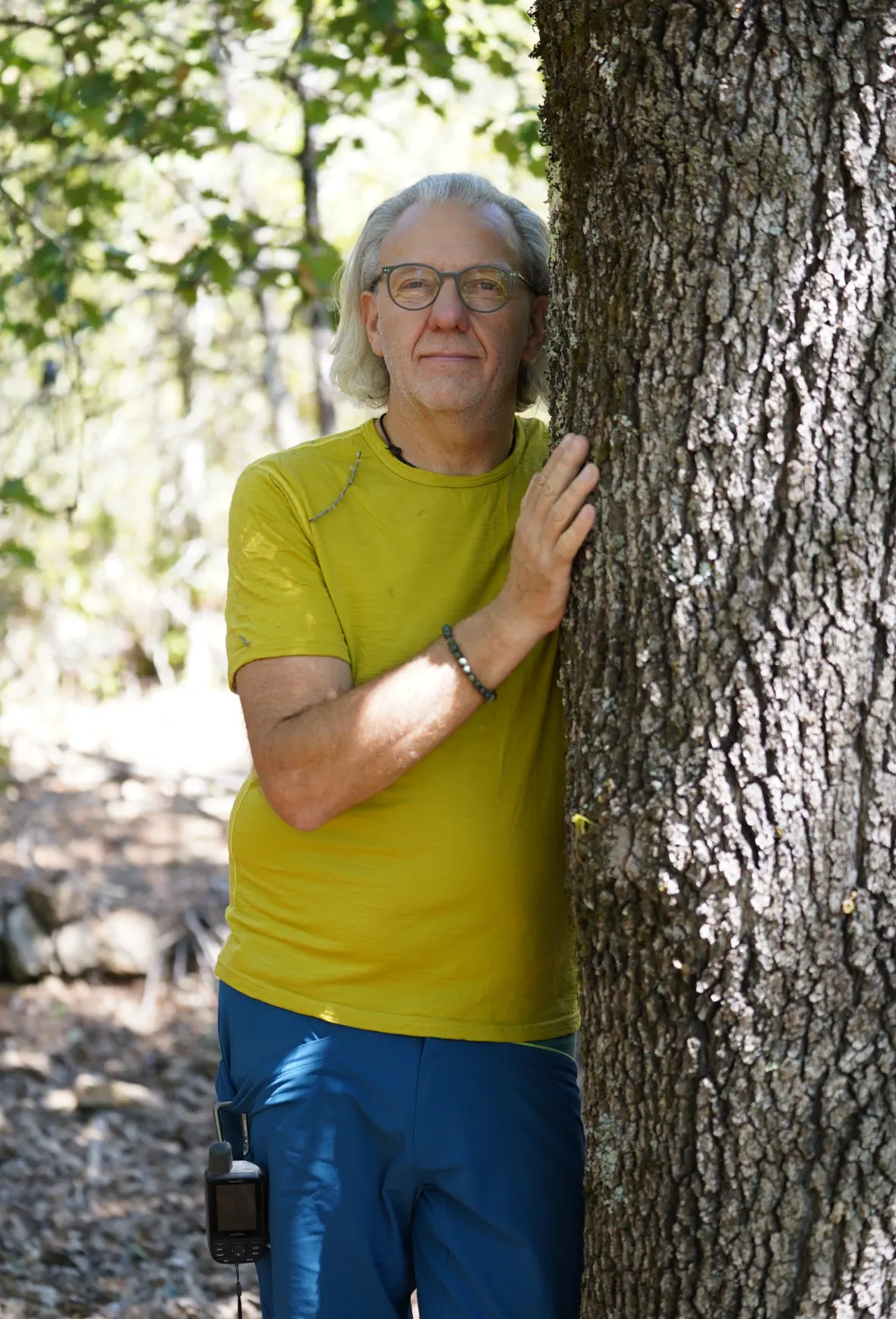 Philip Collette an einer Eiche auf dem Gelände von La Maison au bord du Ciel in Südfrankreich