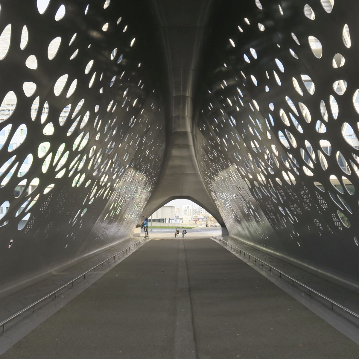 Eine überdachte Brücke in Antwerpen öffnet den Blick auf den Weg dahinter